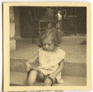 Petite fille lisant assise escalier -  photo ancienne an. 1950 - Picture 1 of 1