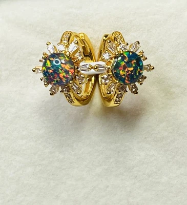 18K 黄金 925 纯银天然澳大利亚巨石蛋白石环 Huggi 耳环 — 第 1/4 张图片