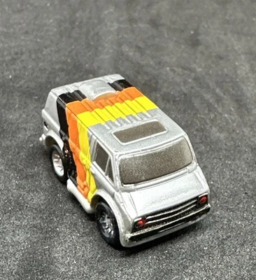 Micro Machines Chevy Años 70 Furgoneta Plateada con Rayas Amarillas Naranja Negras, 1987 Galoob Foto 1 de 4