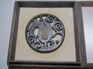 Iron openwork tsuba Arabesque design Comes with tsuba box Excellent quality - Picture 1 of 10