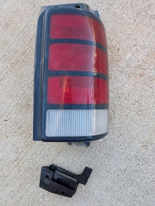 Used 1991-1995 Dodge Caravan Passenger Side Tail Light 4864588 RH - Bild 1 von 8