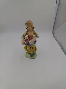 Figurina Una Ragazza che trasporta uva alta 7 1/2" Made In Japan usata  - Foto 1 di 7