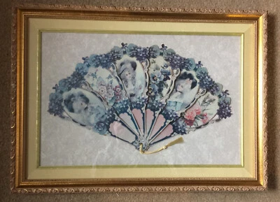 Abanico Victorina 3 damas y 3 flores en una mano, enmarcado Foto 1 de 4
