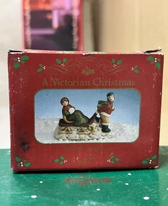 Weihnachten Schnee Dorf Figur Junge zieht Schlitten mit Mädchen Accessoire von Russ - Bild 1 von 3