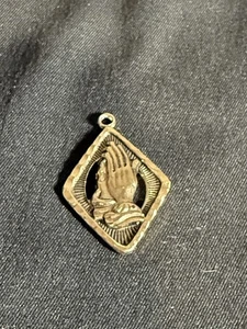 Sello de Alemania medalla en tono dorado manos rezando - Imagen 1 de 4