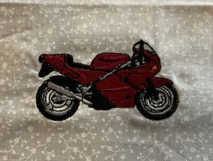 "Rojo Negro Motociclista Bordado en Tela Edredones, Artesanía 3""x1-3/4""" - Imagen 1 de 3
