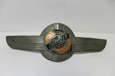 Usado OEM Mopar capó adorno insignia adorno moldura 1950 Chrysler Newport Windsor (SRb) Foto 1 de 4