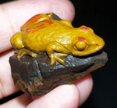CERTIFIED 20g 100% NATURAL CHINESE AGATE HAND CARVED FROG PENDANT/FIGURINES - Image 1 of 4