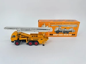CONRAD 1/50 MERCEDES BENZ CAMION ELEFANTE PUTZMEISTER POMPA PER CALCESTRUZZO NUOVO - Foto 1 di 14
