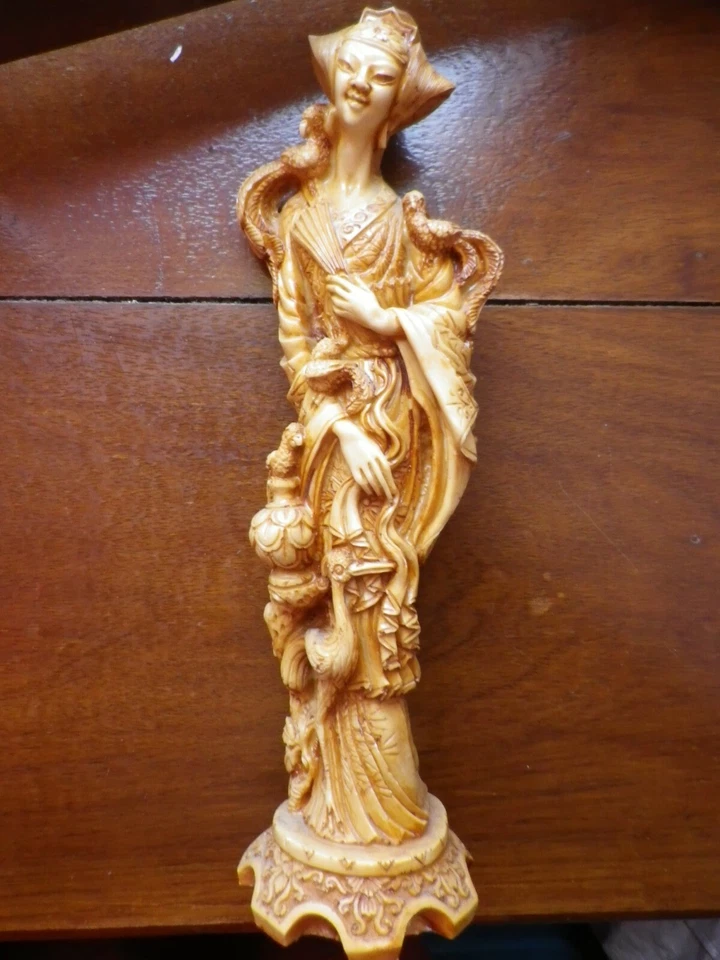 Statue en résine imitation ivoire H 37 cm - Photo 1/3