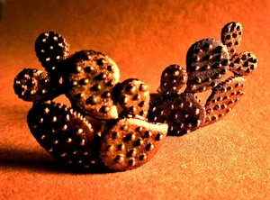 VINTAGE 1950'S GILT CACTUS CLIP EARRINGS BY TORTOLANI - Picture 1 of 4