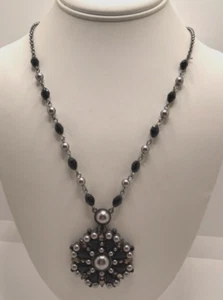 Liz Claiborne grau Kunstperlen & schwarz Strass Blume Perlen 24" Halskette - Bild 1 von 3