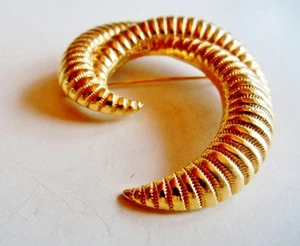 Broche remolino texturizado tono dorado firmado Monet vintage de 2 1/4" de largo - Imagen 1 de 4