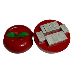 Apples to Apples Spiel Special Edition in Kunststoff Apple Case die meisten Karten versiegelt - Bild 1 von 6