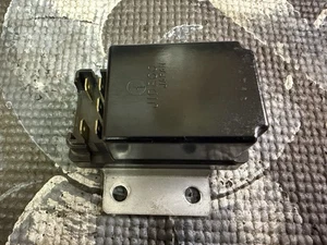 Camión Nissan Datsun 720 1980 amplificador con relé limpiaparabrisas P/N 2851001W00 fabricante de equipos originales - Imagen 1 de 6