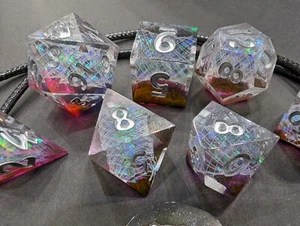 Sharp Edge handgefertigtes Harzwürfelset RPG Spiel DND MTG Tabletop Gaming mit Display - Bild 1 von 9