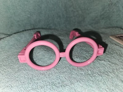 Gafas de juego redondas de plástico rosa de 4,5” W x 4,25” L para una muñeca Foto 1 de 2