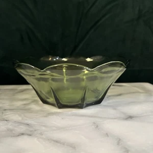 Vintage Hazel Atlas Capri Colony Avocado Green Glass Bowl Scalloped Edge - Picture 1 of 8