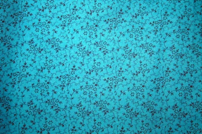 HOJAS Y ENREDADERAS NEGRAS SOBRE AZUL DE VIRGINIA ROBERTSON - TELA 100% ALGODÓN Foto 1 de 3