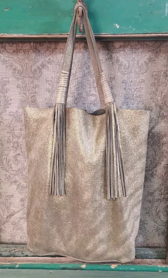 Bolso de mano Merona dorado brillante grande de cuero beige estilo boho con flecos Foto 1 de 4