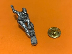 PIN DE PELTRE SNOWBOARDER INSIGNIA BROCHE SOLAPA EN BOLSA DE REGALO BITHDAYS NAVIDAD - Imagen 1 de 2