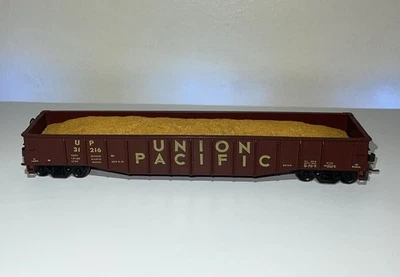 Athearn HO Gondola — “Union Pacific” UP #31216 with load & kadees - Image 1 of 4