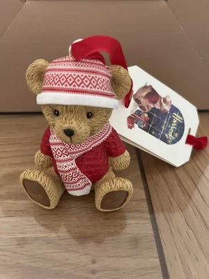 HARRODS Resin sitzender Weihnachtsbär 2025 ALFIE brandneu mit Etikett