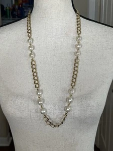 Collana vintage di perle finte catenina tono oro firmata NAPIER 30" - Foto 1 di 6