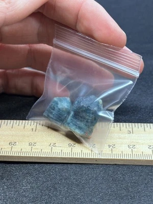 Muestras de piedras preciosas de apatita azul ásperas y terminadas - Hallazgo de patrimonio vintage Foto 1 de 4