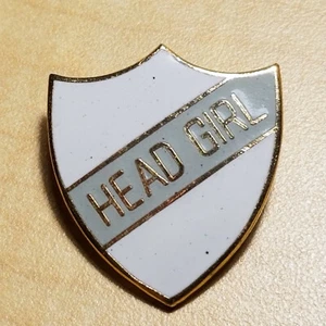 Cabeza de alfiler Pinback Girl en Blanco con Metal Tono Dorado, Reino Unido y la Commonwealth - Imagen 1 de 5