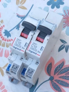 2x Legrand 4 067 82 Leistungsschalter DNX³4500 6kA 1P+N 230V~ 10A C-Kurve. 406782. - Bild 1 von 12