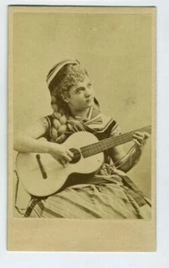CDV - FRAU MIT GITARRE. - Bild 1 von 1