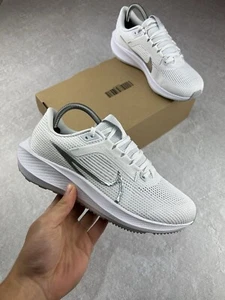 Nike Air Zoom Pegasus 40 W | Blanco/Plata metálico | DV3854-101 | ENVÍO GRATUITO ✅ - Imagen 1 de 6
