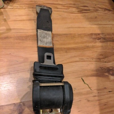 Cinturón de seguridad trasero izquierdo clásico Saab 900 turbo sedán 1983-1989 retractor COMPARAR Foto 1 de 4
