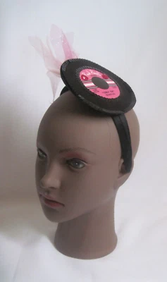 Sombrero Fascinador Temático Música Halloween Disco de Vinilo en Diadema 45" Disco Nuevo Foto 1 de 4