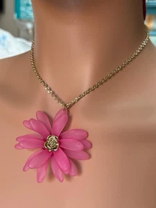 Collana dorata con pendente fiore rosa in resina - Foto 1 di 1