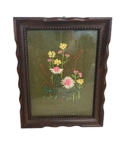 Vintage Crewel Framed Yarn Floral Art Scalloped Edge - Picture 1 of 5