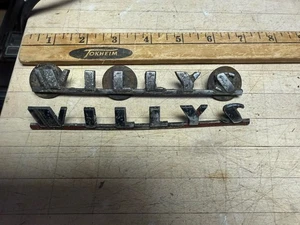 2  Vintage Willys  Automobile Emblems Block Letters - Bild 1 von 5