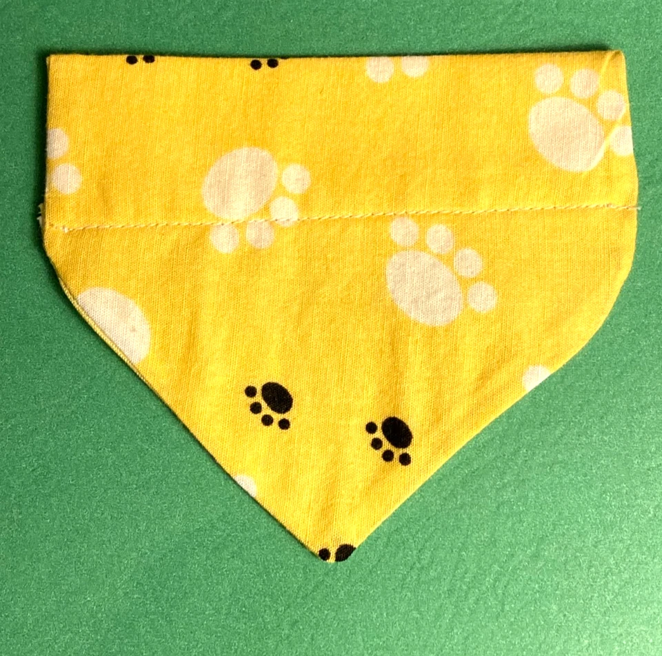 Sobre Cuello Deslizable Mascota Perro Gato Bandana Bufanda AMARILLO PATAS DE PERRO XPEQUEÑO Foto 1 de 1