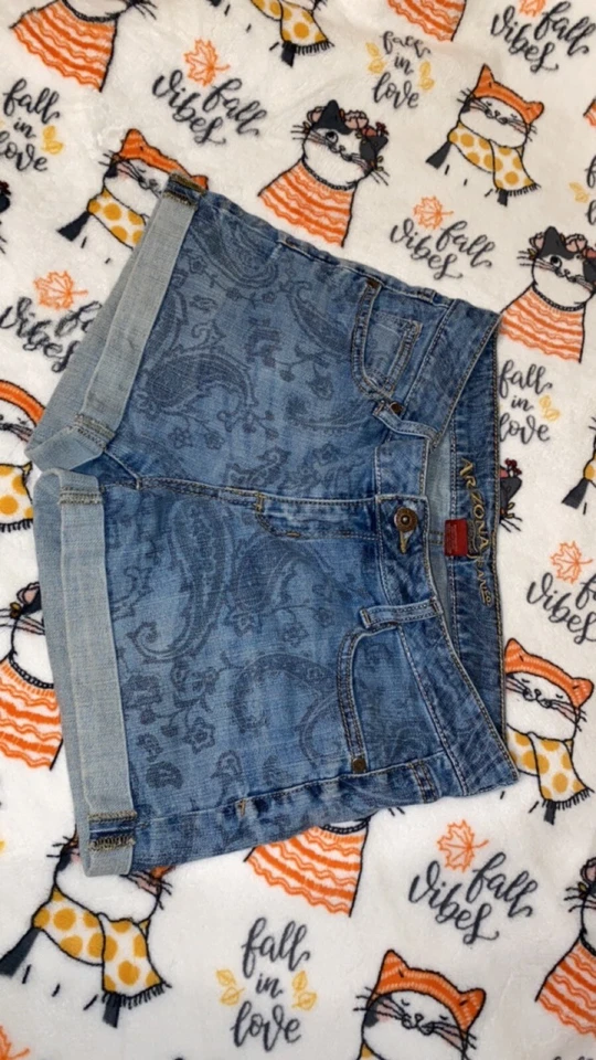 Pantalones cortos de mezclilla para mujer Arizona talla 5 con puños diseño azul cachemir Foto 1 de 2
