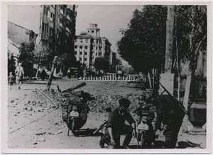 Orig. PRESSE Foto Vormarsch Krad Motorrad b. Strassenbahn in WORONESCH Russland - Bild 1 von 1