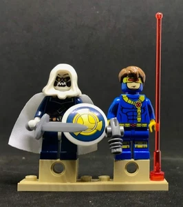 X-MEN ©  CYCLOPS CYCLOPE SUPERHERO +  TASKMASTER HERO in Lego pedestal & weapons - Imagen 1 de 5