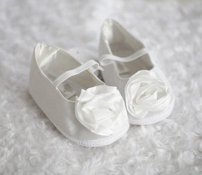 NEW Baby Girl Satin off white Christening Shoes, size 9-12 months size 4 — 第 1/4 张图片