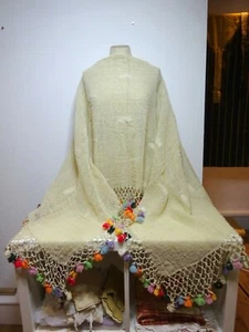 Scialle all'uncinetto tessuto vintage color crema con pom pom - Foto 1 di 12