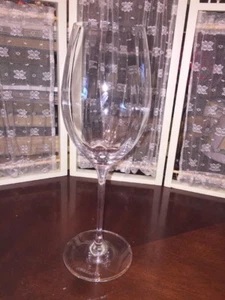 ONEIDA Wine Glass SIGNED CRYSTAL CLEAR 9.25" Tall Vertical Lines Elegant - Picture 1 of 5
