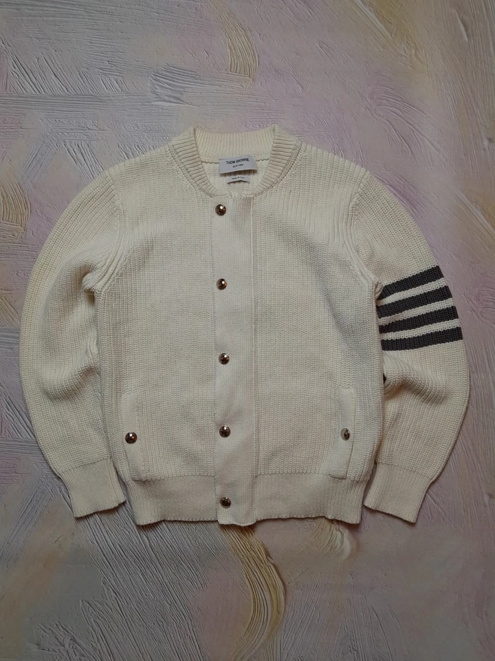 Suéter cárdigan universitario tejido acanalado blanco roto rayas 4 barras Thom Browne Foto 1 de 4