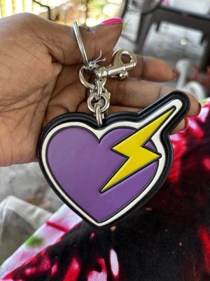 Novo com etiquetas COACH bolsa de mão coração roxo charme/chaveiro com parafuso amarelo - Imagem 1 de 3