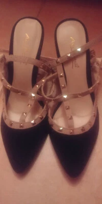 Tacones altos Anne Michelle de gamuza con tachuelas y tiras Foto 1 de 4