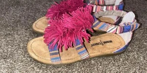 Neu Big Girls Größe 2 Minnetonka Sandalen mehrfarbig rosa Riemen - Bild 1 von 4
