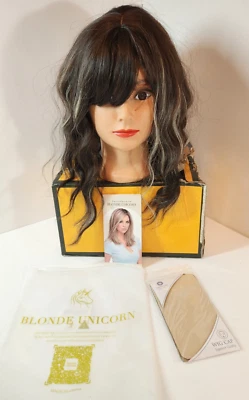 NUEVA Peluca Rubia Unicornio 12" Marrón Ondulado con Flequillo y Destacados Rubios Uso Diario Foto 1 de 4